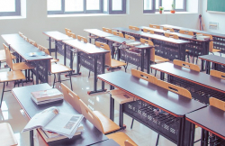 Une salle de classe vide.